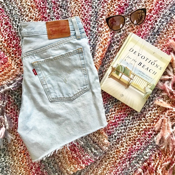 Levi's Pants - LEVI’s light washed + destroyed + med rise✨NWOT